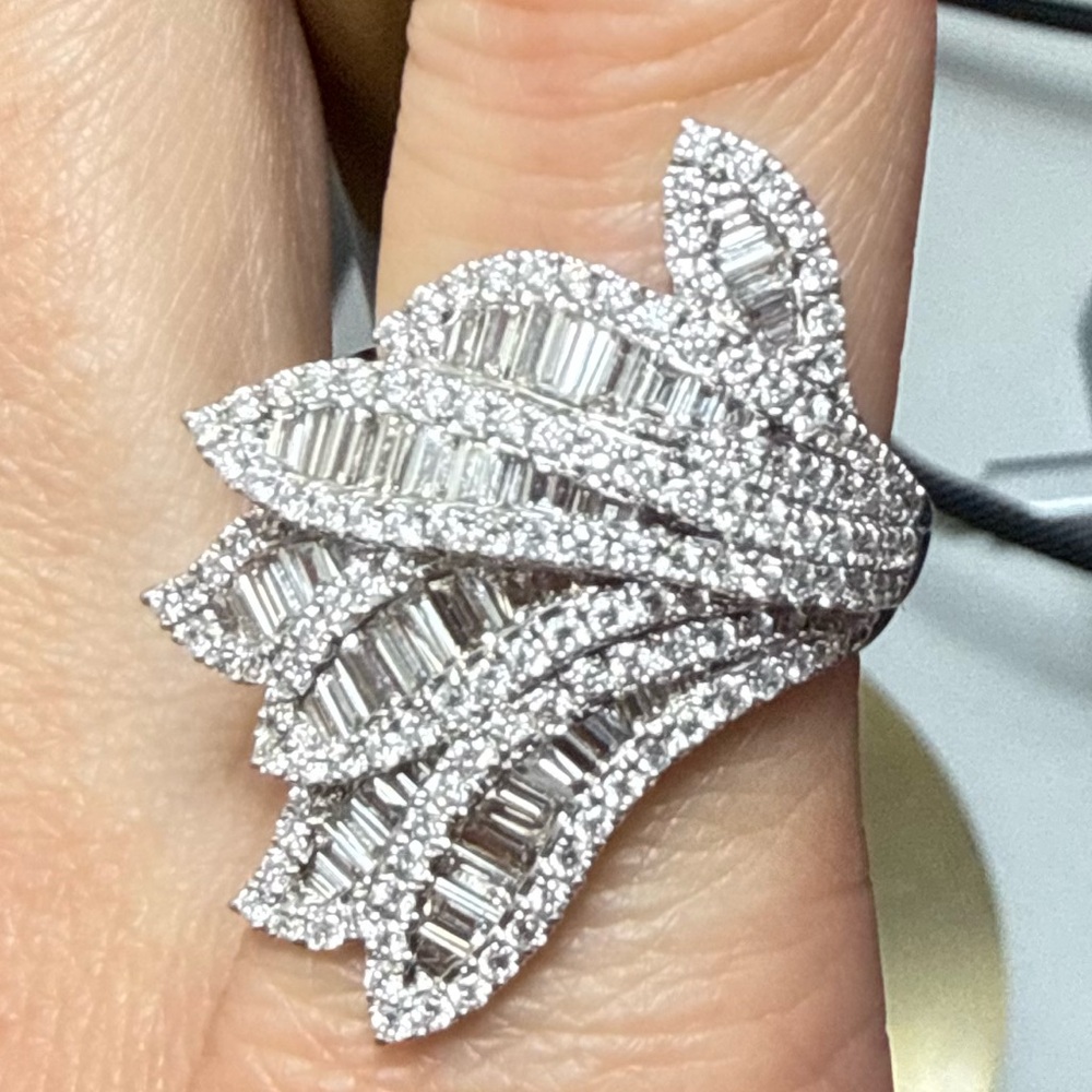 DIAMOND RING!  Elegant Silver Leaf Design Ring